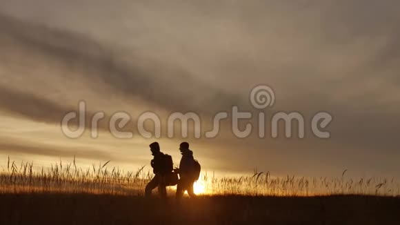人走团旅游的游客野外大自然一个夕阳剪影两个旅游人旅游者大自然视频的预览图