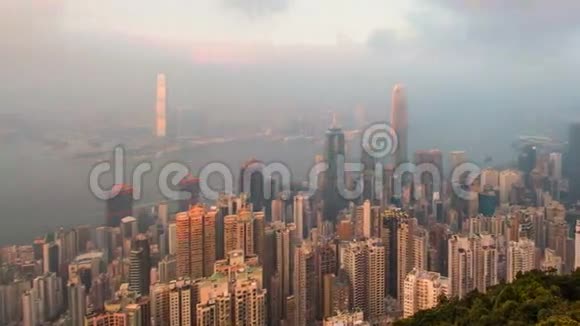 从山顶的高景点看时间一天一夜的香港城市和天空中的薄雾视频的预览图