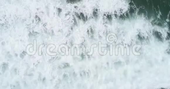 空中无人机拍摄的海浪破碎的画面视频的预览图