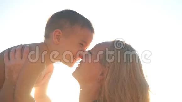 年轻的母亲在日落时和小儿子玩慢动作视频的预览图