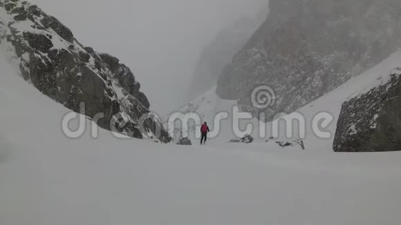 滑雪者在山区旅行视频的预览图