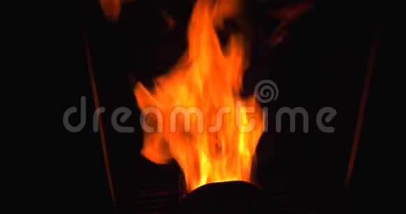 球团炉中的火焰和火用生态温暖了冬天的房子视频的预览图