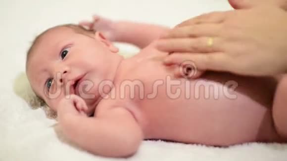 新生儿接受油按摩视频的预览图