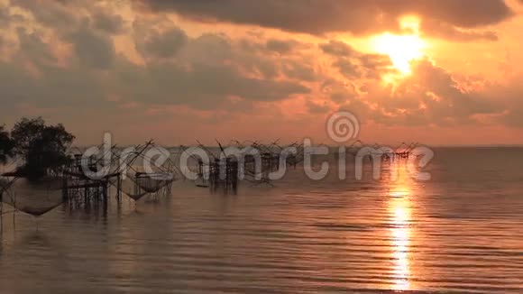 日出时在白普拉村的泰国式钓鱼陷阱视频的预览图