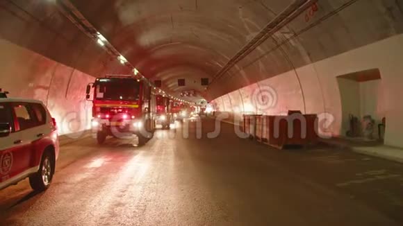消防车进入有红灯的大型隧道进行救援视频的预览图
