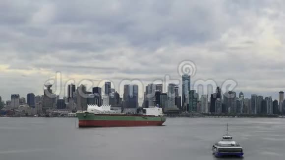 加拿大温哥华天际线云和海上运输从隆斯代尔市场时间过去视频的预览图