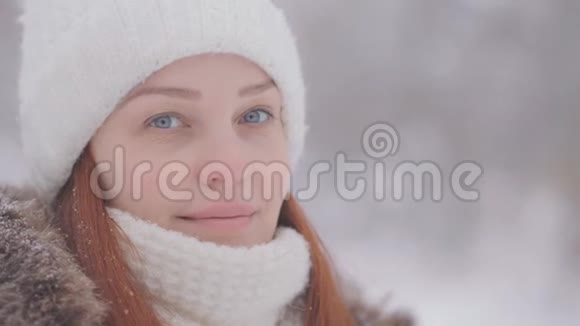一位年轻女子在广场上的冬夜圣诞树附近的肖像视频的预览图