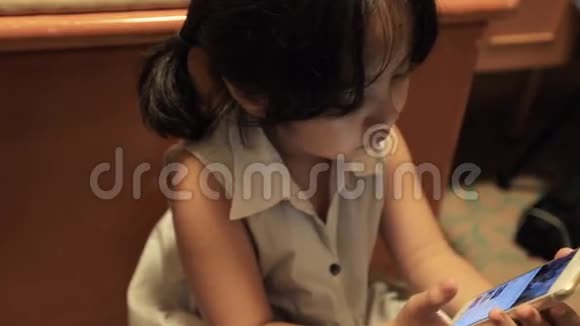 亚洲女孩玩智能手机游戏视频的预览图