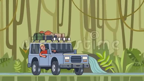 带着行李的动画车在屋顶和微笑的家伙在车轮后面骑过雨林移动车辆视频的预览图