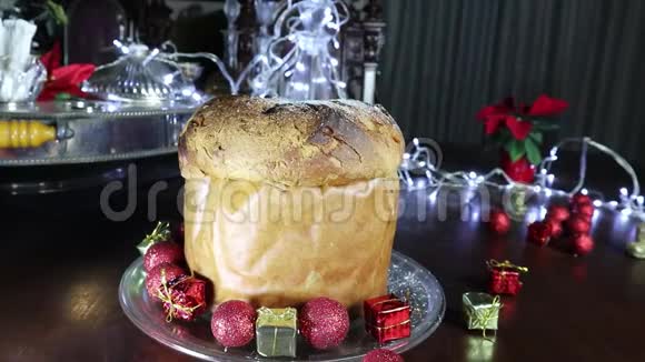 传统的意大利圣诞蛋糕潘耐托潘耐托圣诞甜蜜意大利圣诞蛋糕和糖粉视频的预览图