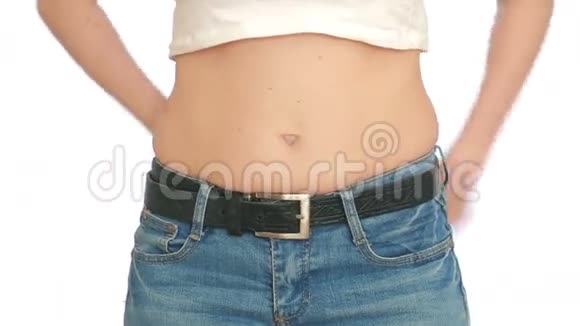 女人测量她的腹部腹部有脂肪的女人视频的预览图