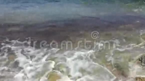 在地中海的一个岩石海滩上海浪拍打着视频的预览图