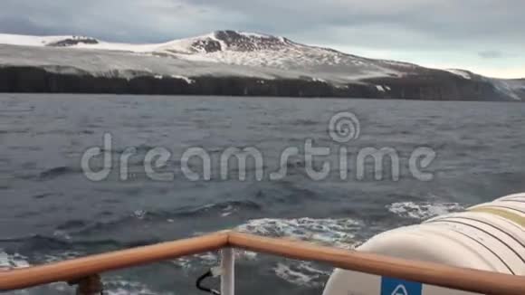 斯瓦尔巴北冰洋水背景上的游艇甲板视频的预览图