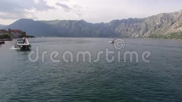 新婚夫妇在船上在黑山的游艇上举行婚礼新娘视频的预览图