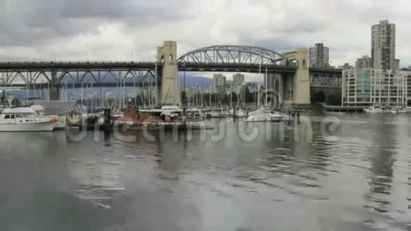 加拿大不列颠哥伦比亚省温哥华坎比桥建筑沿英国海湾移动云和水的运输视频的预览图