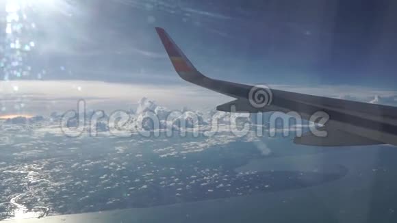 客机在云层上方飞行从舷窗看视频的预览图