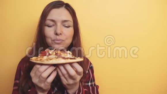 匹萨快乐的女孩吃一片披萨的概念生活方式的女人饿了吃一片披萨慢动作视频的预览图