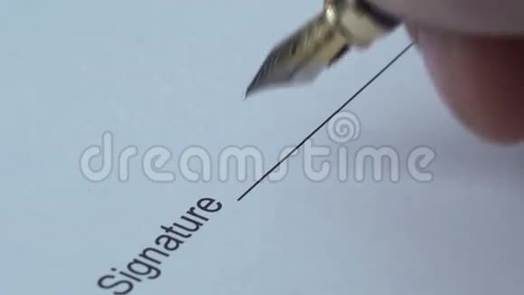 用蓝色墨水笔签署正式文件视频的预览图