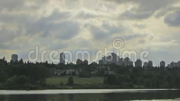 公元前伯纳比加拿大鹿湖与城市天际线观动云时间流逝视频的预览图