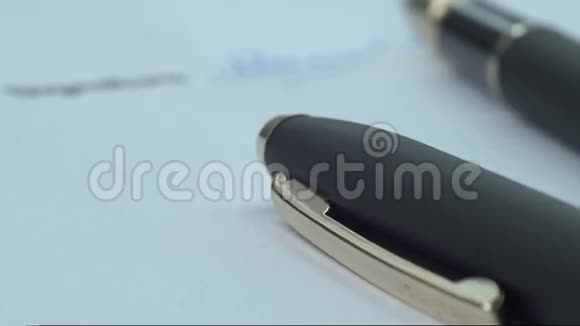 用蓝色墨水笔签署正式文件视频的预览图