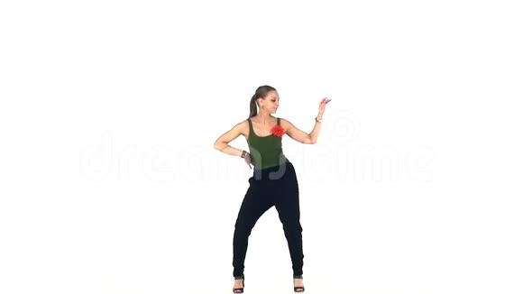 跳舞时尚年轻有吸引力的女人社交视频的预览图