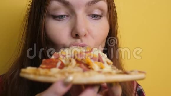 匹萨快乐的女孩吃一片披萨的概念饥饿的女人吃一片披萨慢动作视频披萨饼视频的预览图