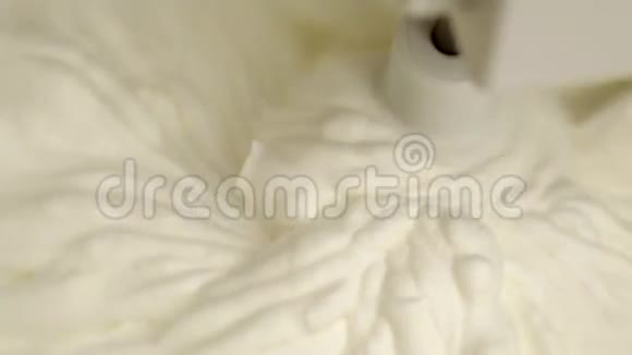 电动搅拌器浸过的奶油极端接近视频的预览图