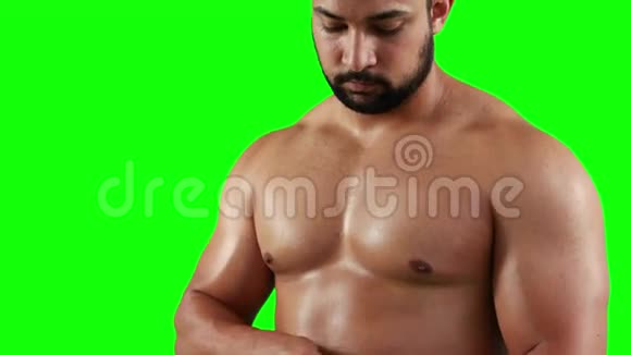 带绷带的肌肉发达的男人视频的预览图