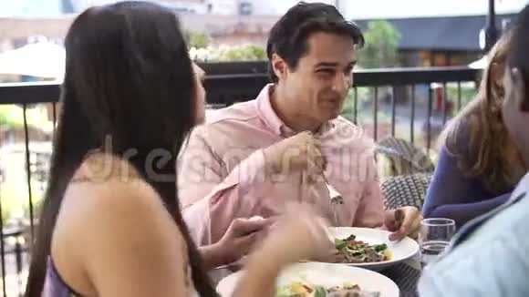 在户外餐厅享用美食的朋友们视频的预览图