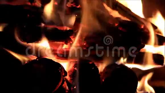 火家里的壁炉冬天的里面的燃烧的能量视频的预览图