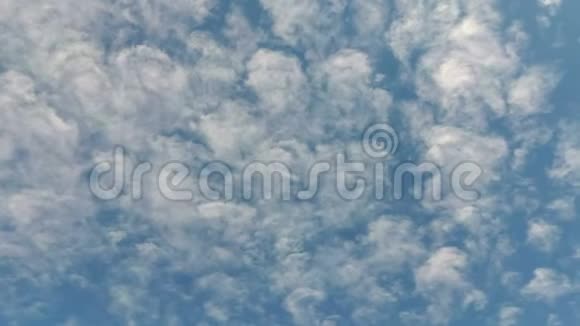 白云对蓝天的移动视频的预览图