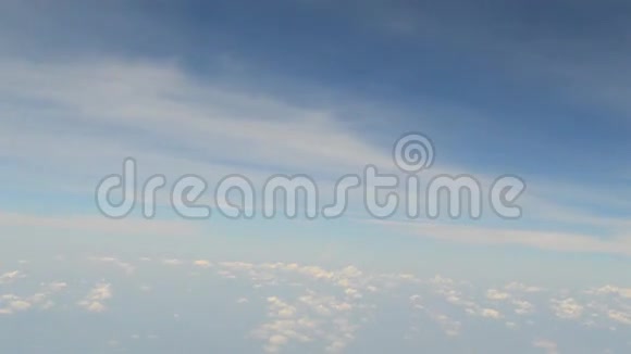 从飞机窗口拍摄的飞机镜头的自然运动视频的预览图
