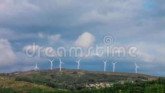 山顶上的风力发电机视频的预览图
