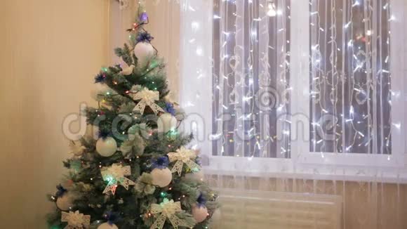 一棵圣诞树上面装饰着闪亮的圣诞树玩具和闪亮的灯光视频的预览图