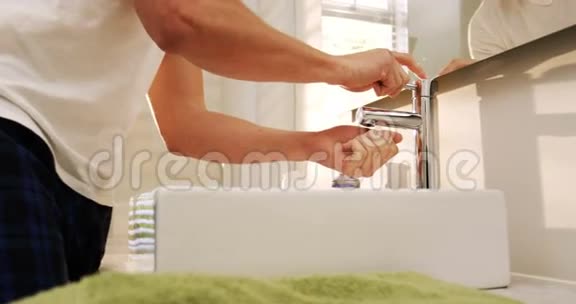 男人在浴室里用水洗脸视频的预览图