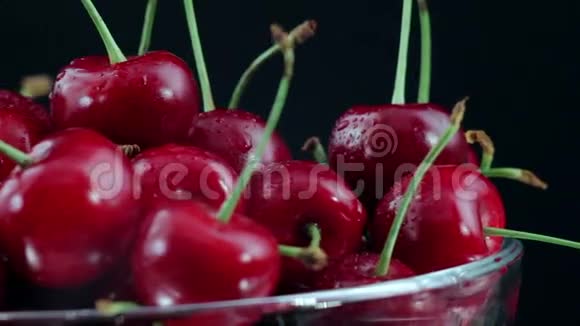 樱桃盘子上的红樱桃视频的预览图