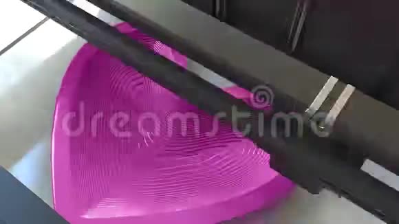 3D打印机打印塑料粉色心形延时动画视频的预览图
