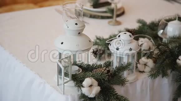 婚礼桌上的圣诞装饰视频的预览图