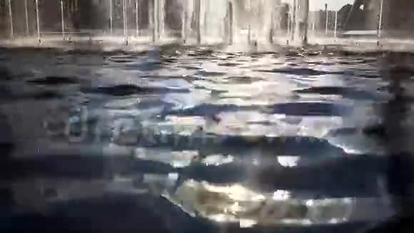 喷泉水流和阳光高清视频的预览图