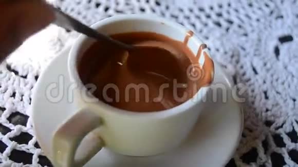 热巧克力在白色杯子特写视频的预览图
