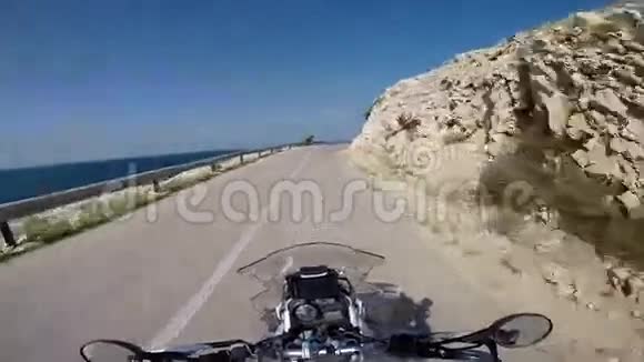 山地高原上的摩托车旅行者视频的预览图