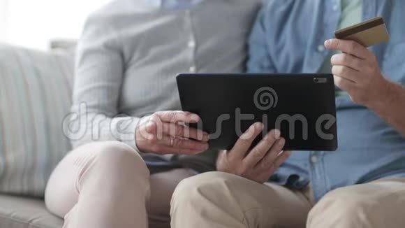 有平板电脑和信用卡的老夫妇视频的预览图