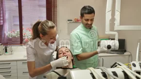 在牙科医院治疗的可怕病人视频的预览图