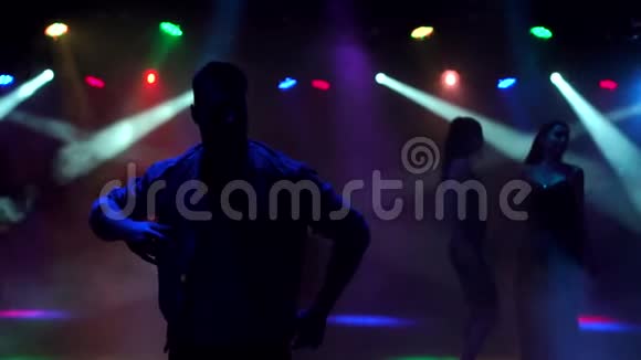 年轻人在夜总会跳舞的剪影视频的预览图