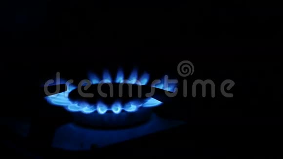 家用煤气炉点燃蓝色视频煤气视频的预览图