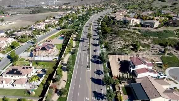 带住宅现代住宅的小区道路鸟瞰视频的预览图