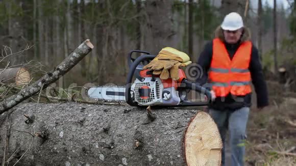 伐木工人拿电锯和手套视频的预览图