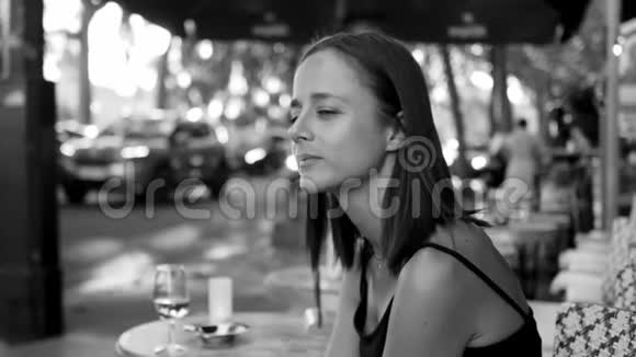 巴黎街头咖啡馆里的法国女人视频的预览图
