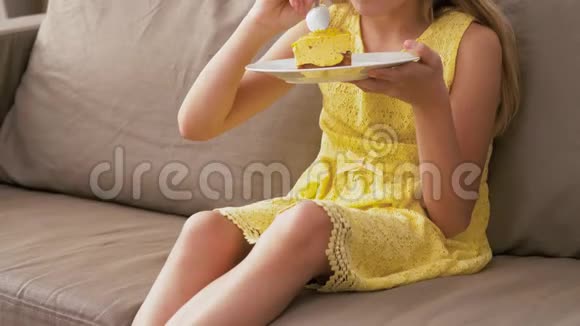 女孩在家吃蛋糕视频的预览图