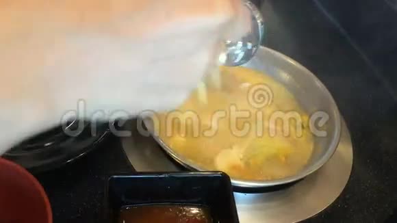 用筷子煮碗里的素菜视频的预览图